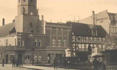 ALTE POSTKARTE SALZWEDEL RATHAUSTURM 1935 HOTEL SCHWARZER ADLER COMMERZ- & PRIVATBANK Litfasssäule Rathaus Turm Denkmal