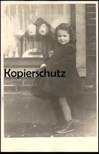 ALTE FOTO POSTKARTE MÄDCHEN VOR SCHAUFENSTER Porzellan Vase porcelain shop porcelaine saxe girl enfant photo postcard