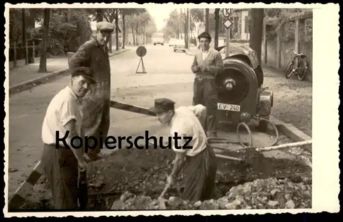 FOTO POSTKARTE LEVERKUSEN STRASSENBAU PRESSLUFTHAMMER SCHAUFEL road building Arbeiter worker ouvrier photo postcard Rad