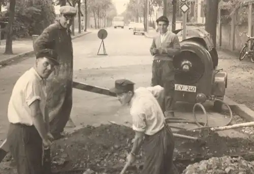 FOTO POSTKARTE LEVERKUSEN STRASSENBAU PRESSLUFTHAMMER SCHAUFEL road building Arbeiter worker ouvrier photo postcard Rad