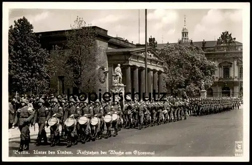 ALTE POSTKARTE BERLIN UNTER DEN LINDEN AUFZIEHEN DER WACHE Militär Musik Musiker Musician Orchestre Uniform Musikkapelle