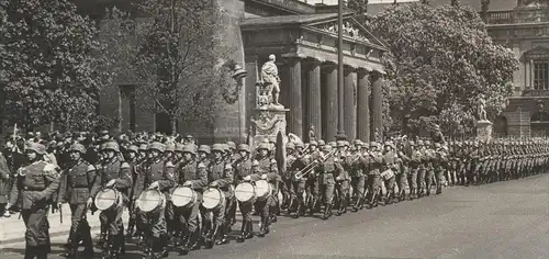 ALTE POSTKARTE BERLIN UNTER DEN LINDEN AUFZIEHEN DER WACHE Militär Musik Musiker Musician Orchestre Uniform Musikkapelle