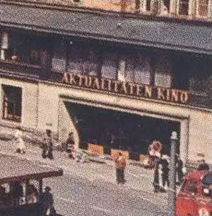 POSTKARTE HANNOVER BAHNHOF KINO Station gare cinema ciné cinéma Strassenbahn Tram Tramway Bus voitures car cars cpa