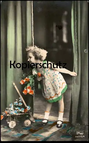 ALTE POSTKARTE MÄDCHEN MIT TULPEN KIND enfant fille jeune femme young girl child jeux fleurs postcard Ansichtskarte cpa