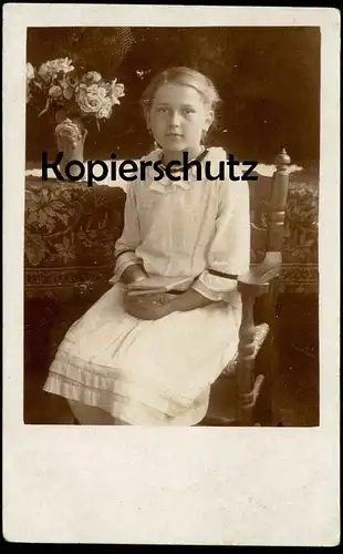 ALTE POSTKARTE MÄDCHEN IN SONNTAGSKLEID KOMMUNION ? Kind femme jeune fille enfant girl child cpa photo postcard AK