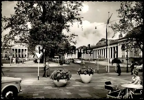 ÄLTERE POSTKARTE WIESBADEN KURHAUS UND THEATERKOLONNADE VERKEHRSZEICHEN PARKVERBOT AK cpa postcard Ansichtskarte