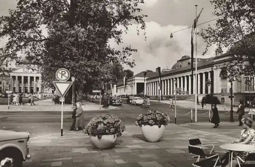ÄLTERE POSTKARTE WIESBADEN KURHAUS UND THEATERKOLONNADE VERKEHRSZEICHEN PARKVERBOT AK cpa postcard Ansichtskarte