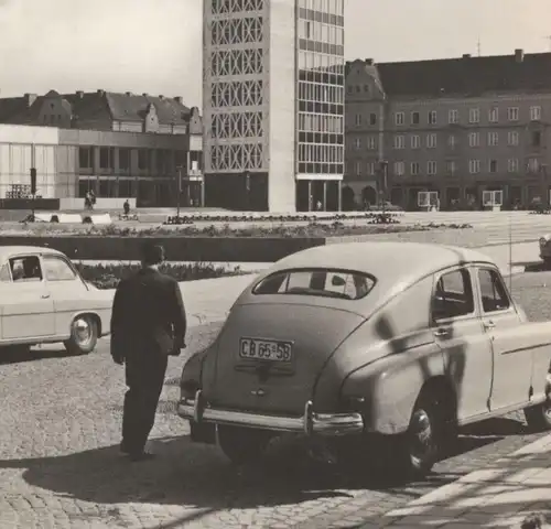 ÄLTERE POSTKARTE NEUBRANDENBURG HOCHHAUS OLDTIMER ALTES AUTO old car voiture Ansichtskarte cpa AK postcard