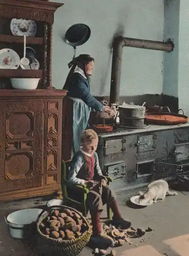 ALTE POSTKARTE WESTFÄLISCHE KÜCHE TRACHT KARTOFFEL SCHÄLEN OFEN KATZE BAUER WESTFALEN kitchen cpa Ansichtskarte postcard