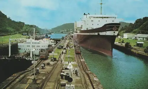 ÄLTERE POSTKARTE MODERN CARGO SHIP TROUGH MIRAFLORES LOCKS PANAMA CANAL Train Locomotive Lokomotive AK postcard cpa