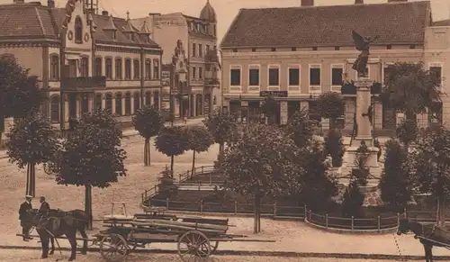 ALTE POSTKARTE LÖTZEN OSTPEUSSEN MARKTPLATZ MIT KRIEGERDENKMAL Gizycko Masuren Brot- und Kuchenbäckerei Heinr. Kolossa