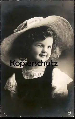 ALTE POSTKARTE MÄDCHEN MIT HUT KIND KLEID SPITZE fillette young girl enfant girl femme child hat Ansichtskarte postcard