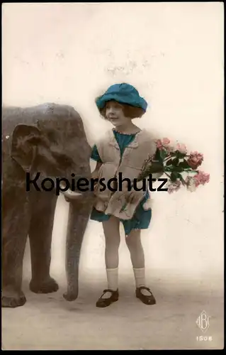 ALTE POSTKARTE MÄDCHEN & KLEINER ELEFANT Kind Dompteur girl elephant tusker child enfant postcard cpa Ansichtskarte AK