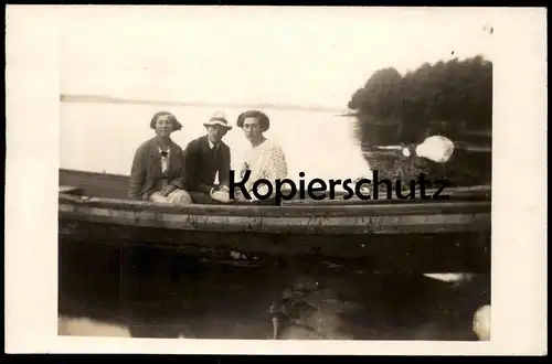 ALTE FOTO POSTKARTE ZWEI FRAUEN & MANN BOOT AUF EINEM SEE RUDERBOOT rowboat ship Verlag Albrecht Berlin photo postcard