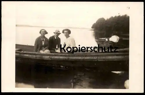 ALTE FOTO POSTKARTE ZWEI FRAUEN & MANN BOOT AUF EINEM SEE RUDERBOOT rowboat ship barque Ansichtskarte cpa photo postcard