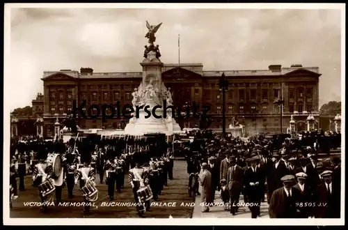 ALTE POSTKARTE LONDON VICTORIA MEMORIAL BUCKINGHAM PALACE AND GUARDS Palast Schloss castle postcard cpa AK Ansichtskarte