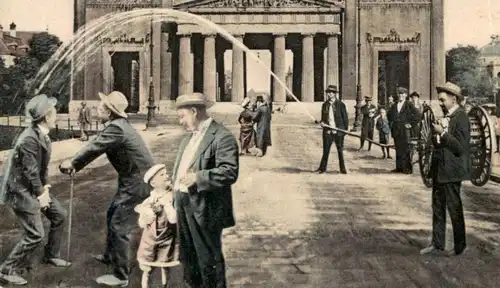 ALTE POSTKARTE MÜNCHEN BEWÄSSERUNG HUMOR VOR DEN PROPYLÄEN Fotomontage montage photo Ansichtskarte AK cpa postcard