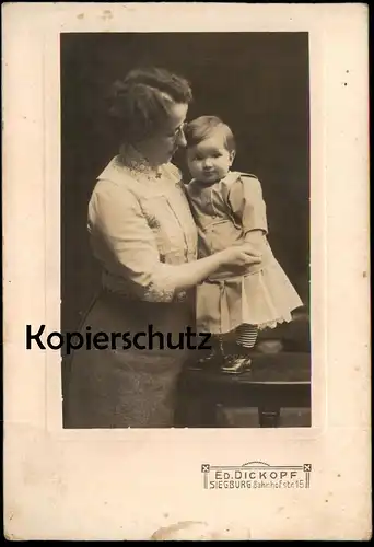 ALTES KABINETTFOTO KLEIN DITTI IHRER TREUEN BESCHÜTZERIN MARTHA FOTOGRAF DICKOPF SIEGBURG 29.07.1913 NAMENSTAG CDV CAB