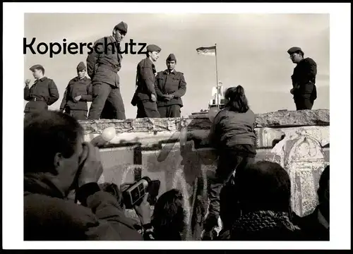ÄLTERE POSTKARTE BERLIN BERLINER MAUER AM BRANDENBURGER TOR 11.11.1989 GRENZER MAUERFALL LE MUR THE WALL Ansichtskarte