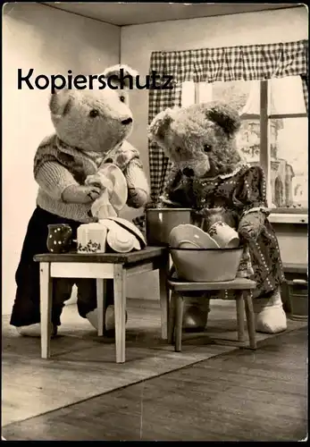 ÄLTERE POSTKARTE TEDDY DDR ABWASCH KINDERFERNSEHEN Kinderfilm Bär Teddy ours Steiff ? Puppen cpa Ansichtskarte postcard