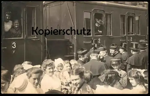 ALTE POSTKARTE EISENBAHNWAGGON PFARRER Zug train Waggon curé priest pastor Chemin de fer Railway Eisenbahn