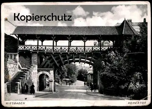 ALTE POSTKARTE WIESBADEN RÖMERTOR FUSSGÄNGER verm. 40er Jahre Tor gate porte Stadttor AK Ansichtskarte cpa postcard