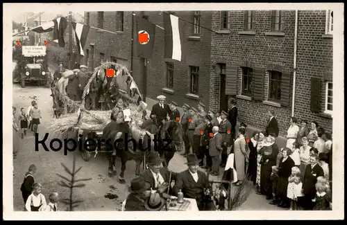 ALTE FOTO POSTKARTE UMZUG MIT OTZENRATH AUFSCHRIFT JOSEF HEYMANN (?) ERNTEDANK 1940er JAHRE BEFLAGGUNG Jüchen AK cpa