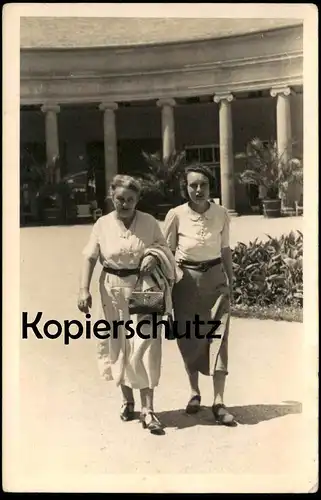 ÄLTERE FOTO POSTKARTE BAD WILDUNGEN ZWEI FRAUEN HANDTASCHE Frau Mode woman women femme Kleid Rock Ansichtskarte postcard