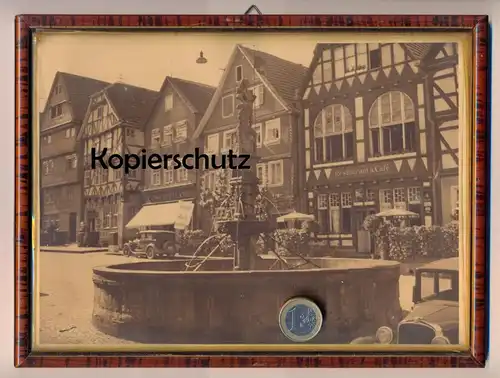 ALTES GERAHMTES BILD 1932 ORIGINALFOTO FRITZLAR MARKTPLATZ CONRAD PFENNIG AUTO OLDTIMER OLD CAR FOTO PHOTO MOTIV BRUNNEN