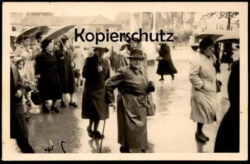ALTE FOTO POSTKARTE WALLFAHRT NACH KEVELAER 1952 PERSONEN MIT REGENSCHIRM umbrella parapluie Schirm cpa photo postcard