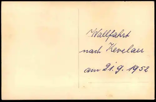 ALTE FOTO POSTKARTE WALLFAHRT NACH KEVELAER 1952 PERSONEN MIT REGENSCHIRM umbrella parapluie Schirm cpa photo postcard