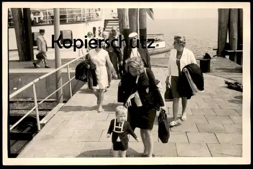 ALTES FOTO ANLANDUNG NORDERNEY MÜTZE KAPITÄN SCHIFF FRISIA II ship captain Mutter Kind Junge boy 1946 ? photo