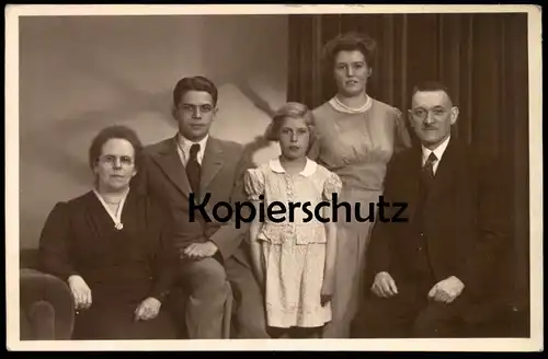 ALTE FOTO POSTKARTE FAMILIE EHEPAAR KIND WUPPERTAL ELBERFELD 1941 Kleid Anzug Krawatte child enfant cpa photo postcard
