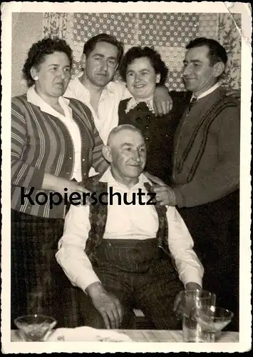 ALTES FOTO FAMILIE EHEPAAR KINDER GENERATIONEN SEKTGLÄSER PHOTO alter Mann Opa Frau Feier