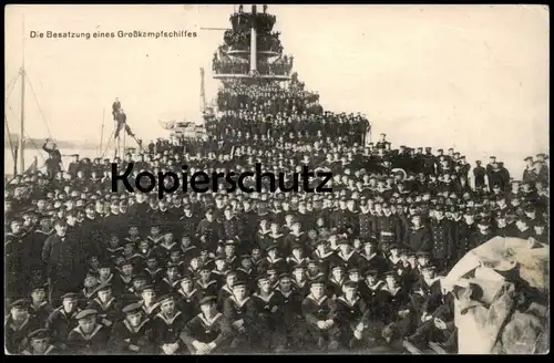 ALTE POSTKARTE BESATZUNG EINES GROSSKAMPFSCHIFFES KIEL Grosskampfschiff Kriegsschiff warship war vessel bateau de guerre