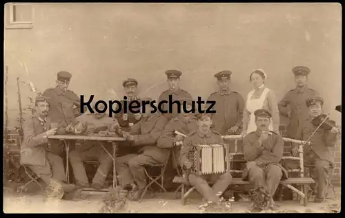 ALTE FOTO POSTKARTE SOLDATEN STRAUSSBERG AKKORDEON KARTEN SPIELEN SKAT ? VIOLINE violon violin AK cpa photo postcard