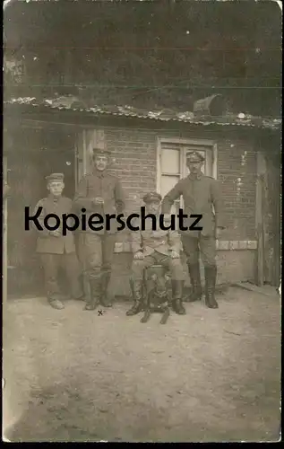 ALTE FOTO POSTKARTE MILITÄR SOLDATEN HUND UNIFORM Soldat soldiers dog chien Baracke Serbien ? photo cpa Ansichtskarte