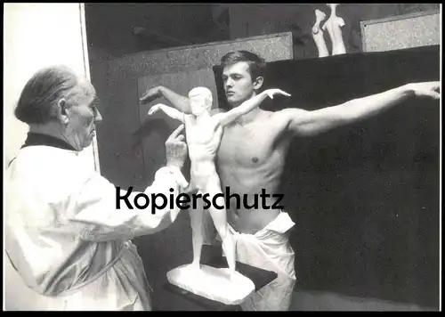 ÄLTERE POSTKARTE ARNO BREKER ARBEITET AM ZYKLUS OLYMPIA MIT WALTER KURSCH MANN 1976 man semi nude postcard cpa AK