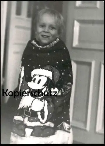ÄLTERES ORIGINAL FOTO KIND MIT MICKEY MOUSE PULLOVER BADEMANTEL JUNGE WALT DISNEY boy child photo 14,7 x 10,7 cm