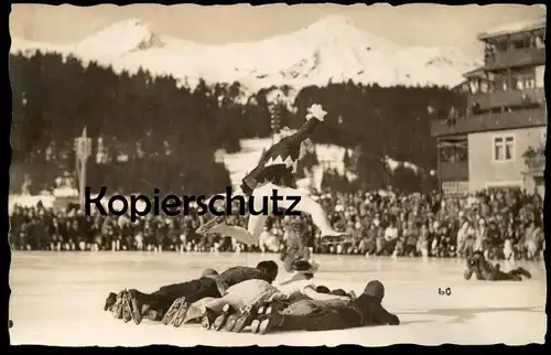 ALTE FOTO POSTKARTE EISLAUFEN KUNSTSTÜCK SPRUNG FOTOGRAF LIEGEND VERM. GARMISCH EISSTADION Stunt Ice cpa postcard