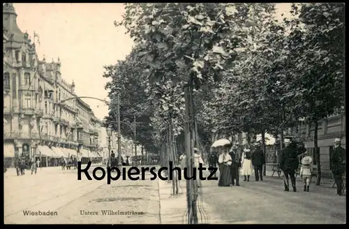 ALTE POSTKARTE WIESBADEN UNTERE WILHELMSTRASSE FRAUEN KINDER SCHIRM REGENSCHIRM HUT umbrella Ansichtskarte cpa postcard