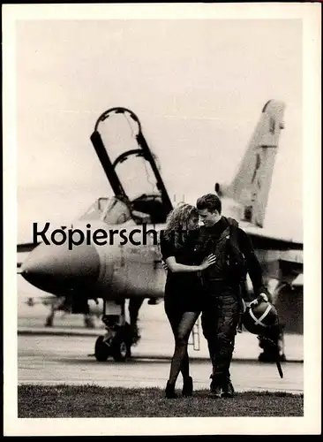 ÄLTERE POSTKARTE ROYAL AIRFORCE FLUGZEUG TORNADO JAGDBOMBER fighter-bomber Plane Airplane Avion Soldat couple Liebe love