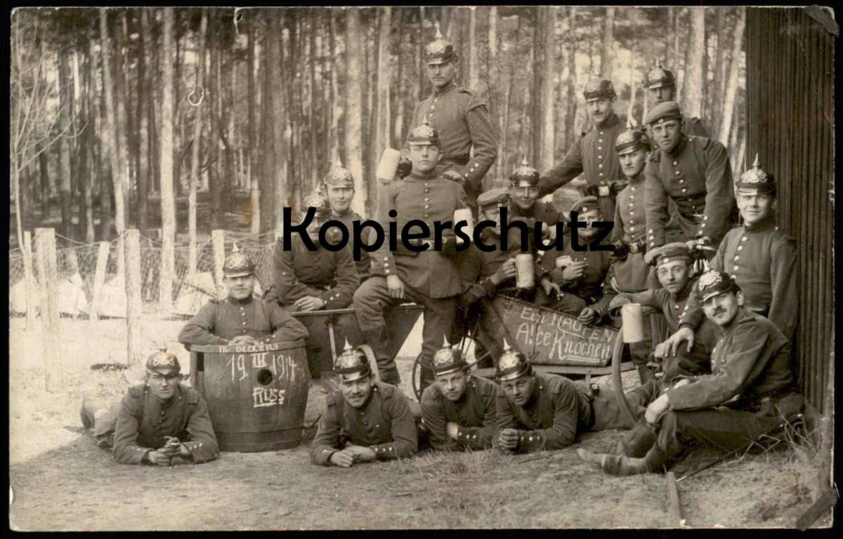 ALTE POSTKARTE SOLDATEN MIT BIER EIN HAUFEN ALTE KNOCHEN