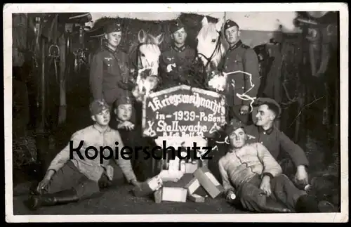 ALTE FOTO POSTKARTE POSEN 1. KRIEGSWEIHNACHT 1939 STALLWACHE SOLDATEN PFERDE SCHIMMEL Poznan Polska cpa photo postcard