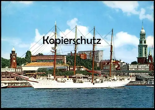 ÄLTERE POSTKARTE SEGELSCHULSCHIFF AN DEN ST. PAULI LANDUNGSBRÜCKEN UND BLICK ZUR ST. MICHAELSKIRCHE Schiff sailing ship