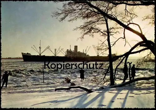 ÄLTERE POSTKARTE HAMBURG IM WINTER PARTIE AN DER ELBE FRACHTSCHIFF EISGANG EIS SCHNEE Schiff cargo ship postcard cpa AK
