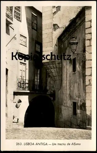 ÄLTERE POSTKARTE LISBOA ANTIGA - UM TRECHO DE ALFAMA Woman Femme Girl Lissabon Lisbonne Lisbon Portugal cpa postcard AK