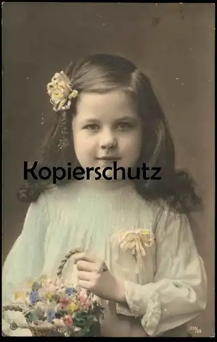 ALTE POSTKARTE MÄDCHEN MIT BLUME IM HAAR KIND Blumenkorb enfant fille jeune femme young girl child Stempel Duisburg