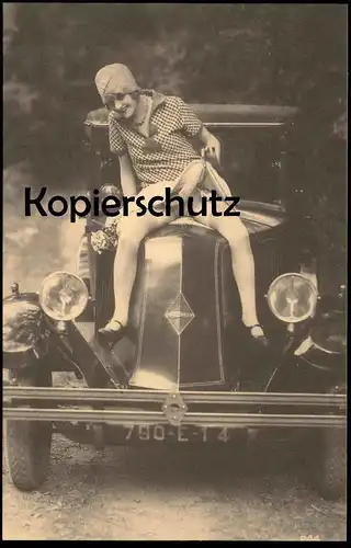 ALTE REPRO POSTKARTE FRAU AUF KÜHLER RENAULT AUTO semi-nude woman car Auto halbnackt Unterwäsche femme nue cpa postcard