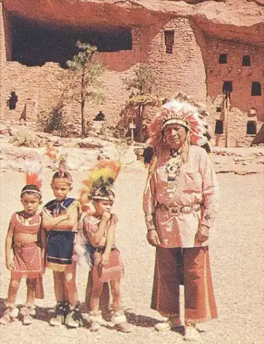 POSTKARTE CLIFF DWELLINGS CHIEF & CHILDREN IN TRIBAL DRESS INDIANS Indianer Indian Indien Kopfschmuck feather headdress